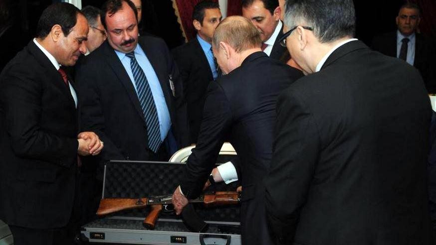 Putin priviezol ako dar kalašnikov,